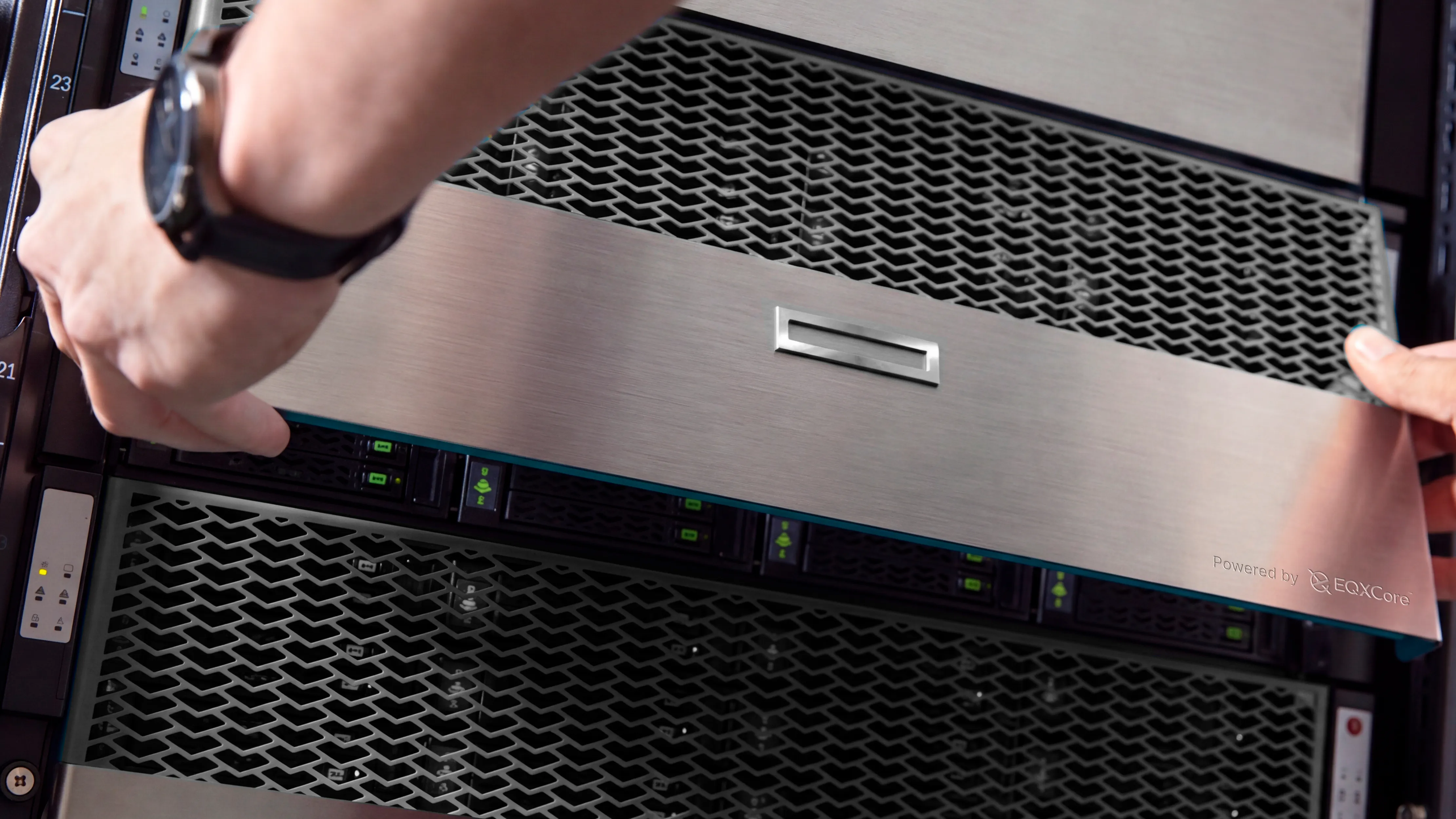Técnico manuseando um servidor instalado em rack